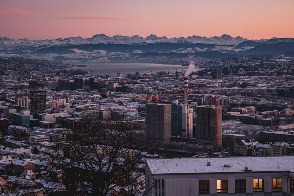 Letecký pohled na moderní město při západu slunce symbolizující růst a příležitosti.